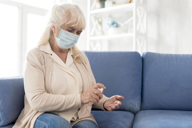 Masko za enkratno uporabo je treba zamenjati vsaki dve uri. Pralne maske je treba prati vsak dan in jih ustrezno hraniti – ne v žepu, ampak v za to posebej za to namenjeni vrečki. (foto: freepik.com)