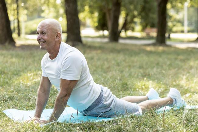 Joga koristi tudi sklepom. (foto: freepik.com)