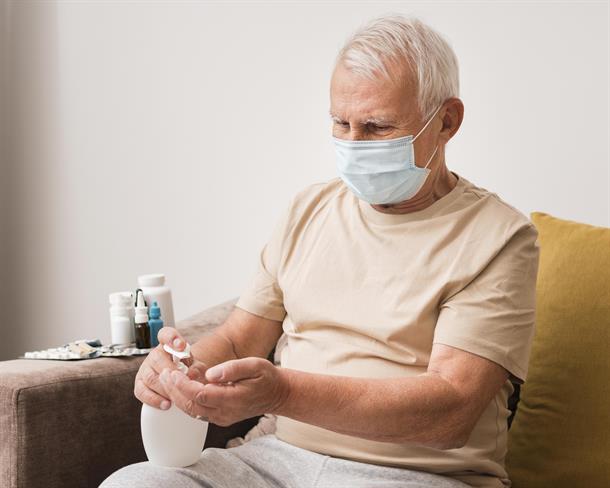 Priporoča se nošenje trislojnih kirurških mask. (foto: freepik.com)