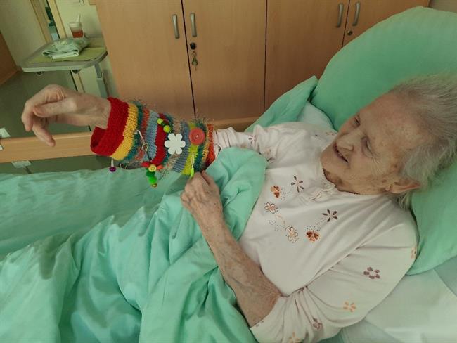 Ga. Tropotec Mihaela in rokavček pomagavček (foto: Veronika Wiegele, Delovni inštruktor, DSO Kamnik)