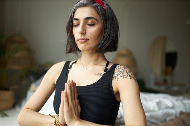 Pozor: joga in meditacija krepita tretjo in šesto čakro, ki lahko - če sta preveč izraženi - oslabita delovanje prve čakre. (Foto: Freepik.com)