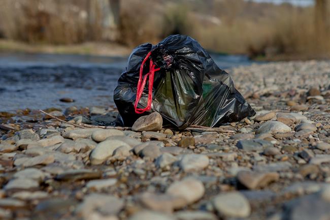 Po izračunu vsebnosti mikroplastike na kubični meter vode je bilo največ mikroplastičnih delcev na Savi. (Foto: Freepik.com) 