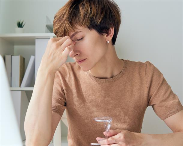 Glavoboli, utrujenost, razdražljivost, napihnjenost, slab libido ... vse to so lahko znaki hormonskega neravnovesja. (Foto: Freepik.com)