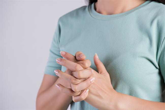 Se tudi vi zalotite, kako pokate prstne sklepe? (Foto: Freepik.com)