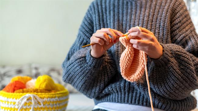 Ste že kdaj kaj spletli? Če še ne, morda pa se lotite to zimo! (Foto: Freepik.com)