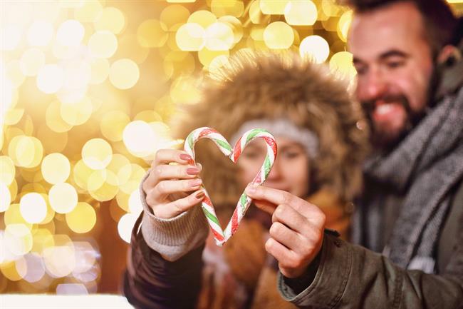 Vsaj v veselem decembru si vzemimo čas za ljudi - tako najbližje kot neznance, ki jih srečujemo na svoji poti. (Foto: Freepik.com)