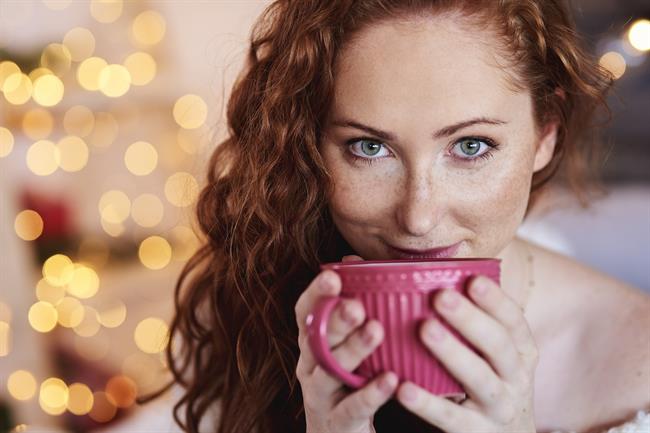 Trik za čokoholike: ob sladici popijte skodelico zelenega čaja, ki bo sladico prepojil s snovmi, ki jih kandida ne mara. (Foto: Freepik.com)