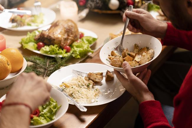 Da bo vaš metabolizem tudi med prazniki dobro deloval, na decembrski jedilnik obvezno dodajte tudi pekočo hrano, ki pospešuje delovanje metabolizma. (Foto: Freepik.com)