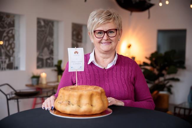 Prejemnica naziva Mojster potice - Fala kraljice Marija Špitaler z zmagovalno potico.