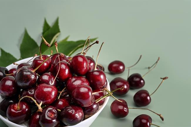 FOTO: Stari ljudski recept pravi, da lahko s češnjevih pecljev pripravite zelo zdravilen napitek, s katerim krepite in zdravite ledvice in mehur.(Freepik.com)