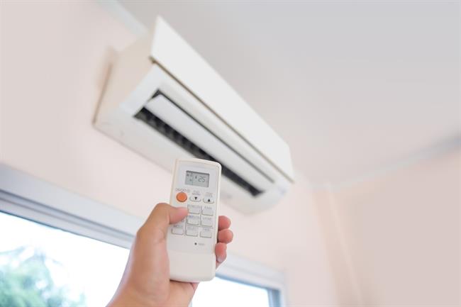 Če je zunaj temperatura 32 ali 33 °C, hlajenje klimatske naprave nastavite na največ 24 ali 25 °C. Vsaka stopinja nad 25 °C namreč pomeni od šest- do osemodstotni prihranek pri stroških za elektriko na letni ravni. (FOTO: Freepik.com)