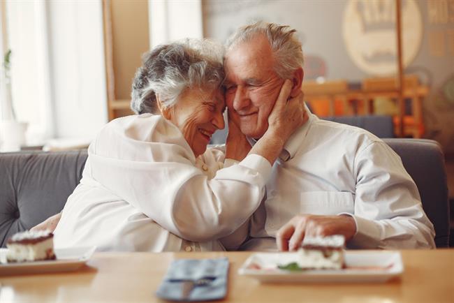 Tako se moramo celo življenje učiti, tudi še v visoki starosti. (Foto: Freepik.com)