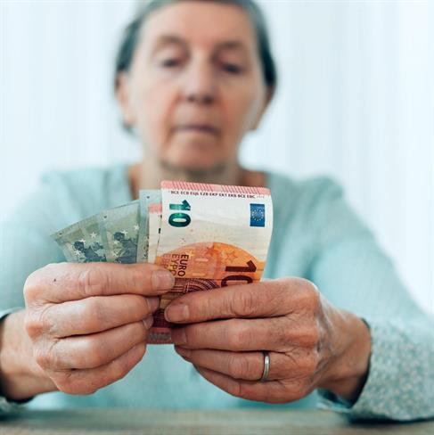 Po novem je višina letnega dodatka za leto 2023 določna glede na višino pokojnine. (FOTO: cpstock/Freepik.com)