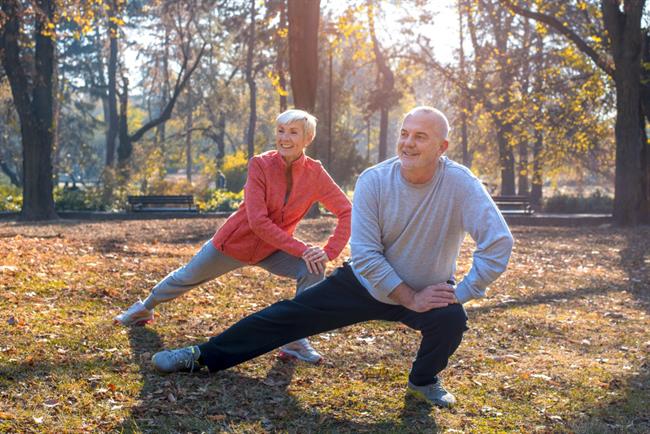 Čeprav se naše telo - in skupaj z njim tudi naš imunski sistem - stara, to še ne pomeni, da hladnega dela leta ne moremo preživeti odporni na prehladna obolenja okrog nas. (Foto: Freepik.com)