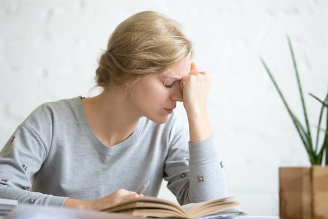  	Migreno lahko poskušate premagati z naravnim napitkom. (foto: Freepik.com)
