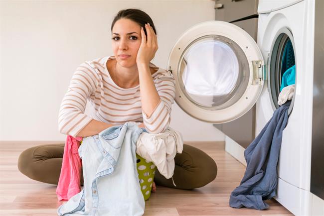 Dovolj je čajna žlička praška, da se perilo opere. (foto: Freepik.com)