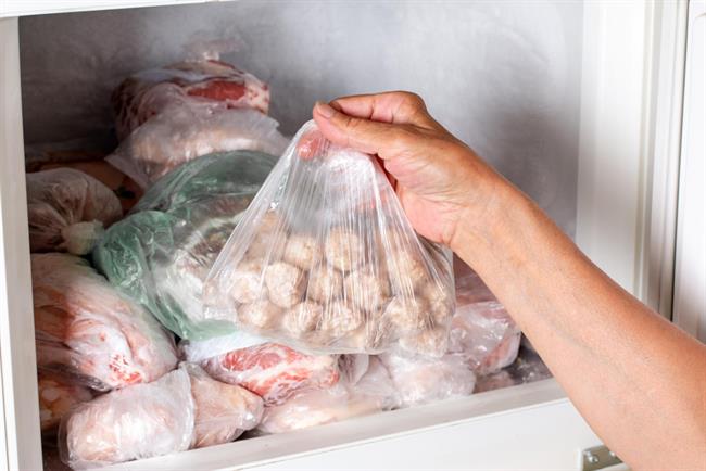  	Nekatera hrana ne sodi v zamrzovalno skrinjo. (foto: Freepik.com)