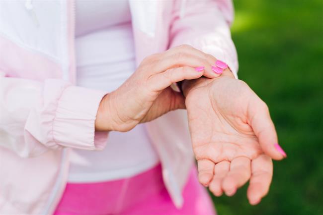 	S tem naravnim receptom bodo bolečine hitro minile. (foto: Freepik.com)