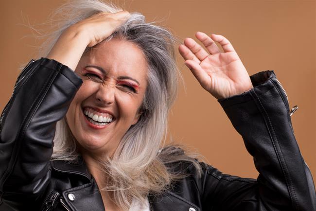 	Tudi brez barvanja lahko prekrijete nekaj sivih las. (foto: Freepik.com)