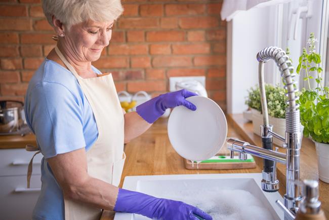 	Naredite naravni detergent za čiščenje posode. (foto: Freepik.com)