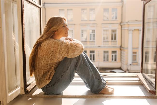 	To je zgodba deklice, ki je že zgodaj v otroštvu, ne da bi se tega zares zavedala, začela verjeti, da je nepomembna. (foto: Freepik.com)