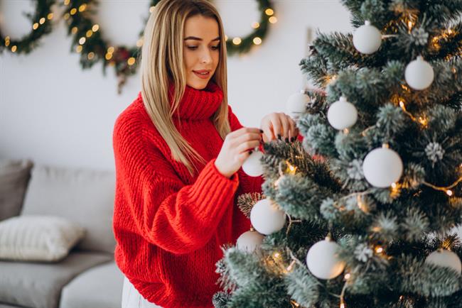 Novoletni smreki redno menjujte svežo vodo. (foto: Freepik.com)