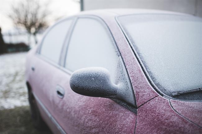 	Zaščitite svoj avto pred zmrzaljo. (foto: Freepik.com)
