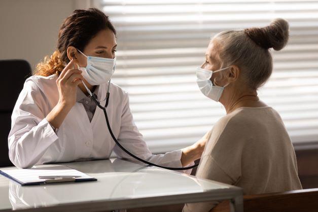 Bakterijske okužbe so v zimskem času v porastu, najbolj pogoste med njimi so to pnevmokokne okužbe. (Foto: Shutterstock)