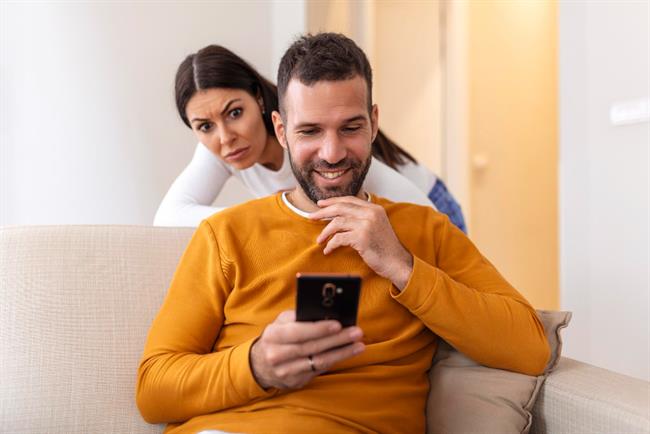 	Tudi vi brskate po telefonu partnerja? (foto: Freepik.com)
