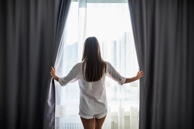 	Zavesa lahko pobelite s pecilnim praškom. (foto: Freepik.com)