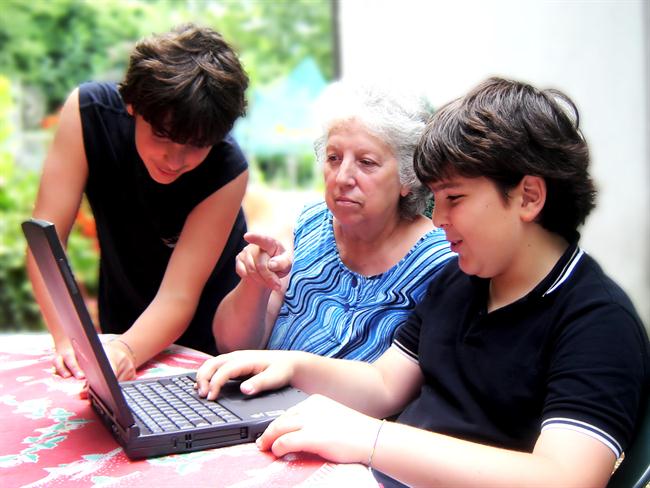 Tudi starejši vse pogosteje uporabljajo internet. (foto: www.sxc.hu)