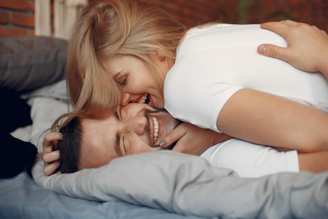 	Nikar ne skrbite in se ne obtožujte, če ste sanjali seks z moškim, ki ni vaš partner. (Foto: Freepik.com)