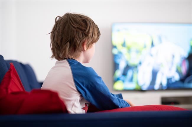 Televizija je medij, ki privzgaja stil življenja, zato je pomembno, kakšne vsebine posredujemo otrokom. (Vir: Freepik.com)	