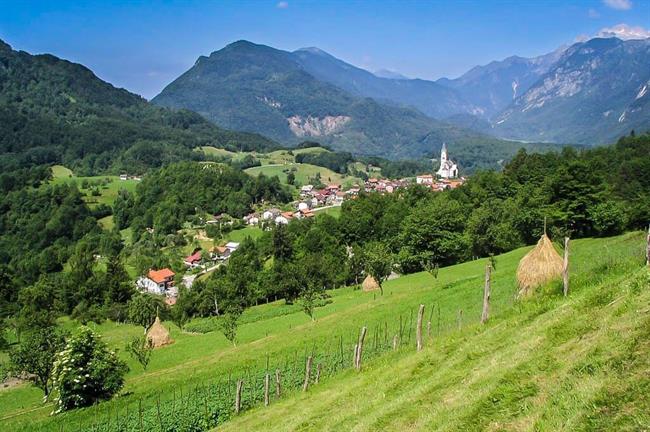Slovenske vasice, kjer se zdi, da se je čas ustavil – kot ustvarjene za tihi oddih, sprehod in stik z naravo. (Vir: dreznica.si)
