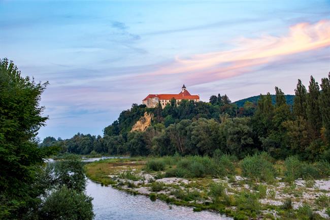 Ti grajski biseri niso na razglednicah, a prav zato še bolj zaživijo, ko jih obiščete. (Vir: Gradovi Slovenije)