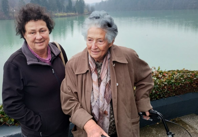 V praksi mnoge družine še vedno padejo med dve shemi – preveč samostojne za institucionalno oskrbo, a preveč odvisne za življenje brez pomoči. (Foto: osebni arhiv)