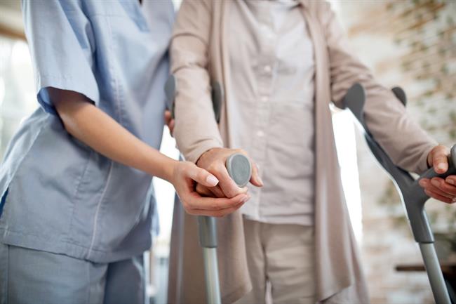 Dolgotrajna oskrba je z zakonom postala pravica, a brez dovolj kadra ostaja vprašanje, kako bo sistem v praksi sploh zaživel. (Foto: Freepik)