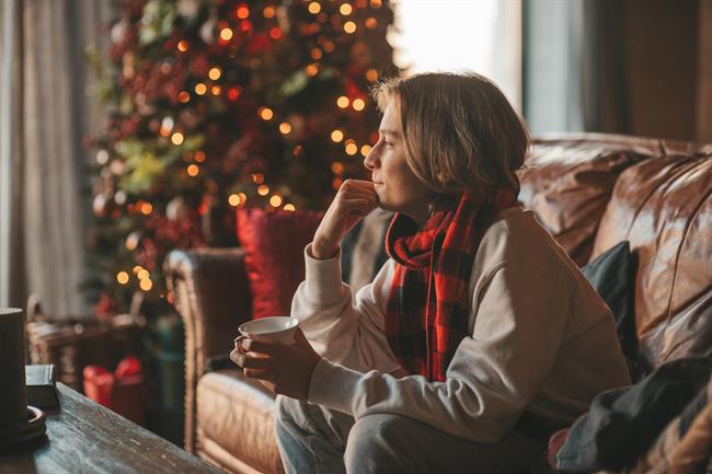Prazniki niso vedno veseli – včasih prinesejo tudi tiho otožnost, ki si zasluži razumevanje. (Foto: Freepik)