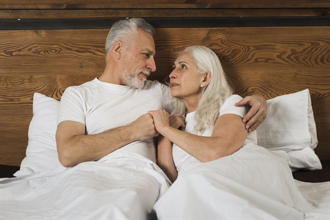 Seks s sproščanjem endorfinov in drugih hormonov, ki vplivajo na razpoloženje, pomaga pri lajšanju stresa in pomirja. (Foto: Freepik)