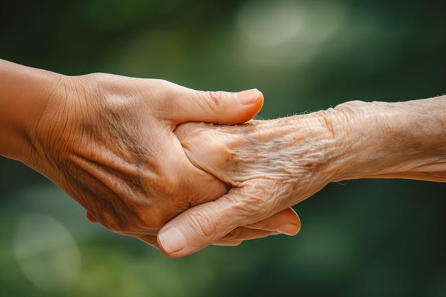 Kdo je odgovoren za počasno urejanje dolgotrajne oskrbe? (Foto: Freepik)