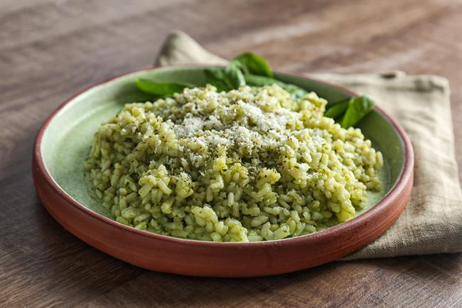 Regrat ni le za solato – iz njega lahko pripravite tudi tople, nasitne jedi. (Foto: Freepik)