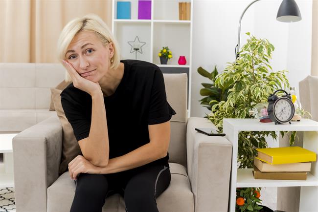 Če vas druženje izčrpa, to pogosto ni naključje, ampak sporočilo telesa, ki ga ni dobro ignorirati. (Foto: Freepik)