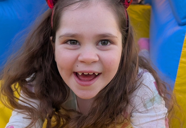 7-letna Karolina, ki se bori s Cockaynovim sindromom (Foto: Društvo Viljem Julijan)