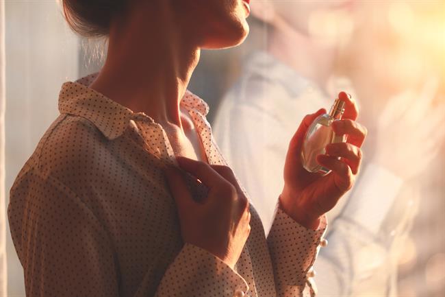 S preprostimi triki bo vaš parfum nanešen pravilno in bo dlje obstojen. (Foto: Freepik)