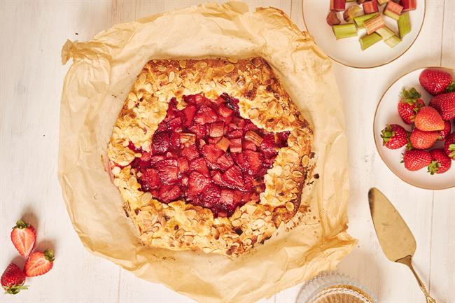 Kombinacija jagod in rabarbare velja za eno najbolj priljubljenih kombinacij. Preverite recept za čudovit rustikalni kolač! (Foto: Freepik)