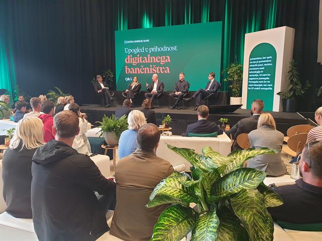 Pri Intesi Sanpaolo Bank pravijo, da želijo bančništvo narediti preprostejše, hitrejše in dostopnejše. (Foto: Mojaleta)