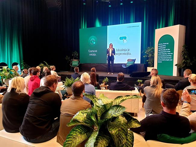 Pri Intesi Sanpaolo Bank pravijo, da želijo bančništvo narediti preprostejše, hitrejše in dostopnejše. (Foto: Mojaleta)