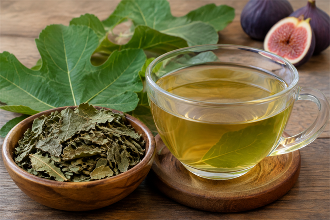Figovi listi vsebujejo zanimive rastlinske spojine, iz katerih pripravljajo tudi aromatičen zeliščni čaj. (Foto: Thinkific)