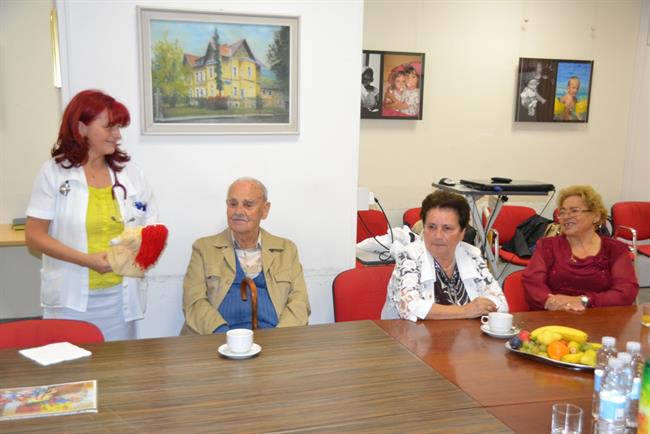Predaja punčk iz cunj  izr. prof. dr. Nataši Marčun Varda. (foto: UKC Maribor)
