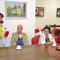Predaja punčk iz cunj  izr. prof. dr. Nataši Marčun Varda. (foto: UKC Maribor)